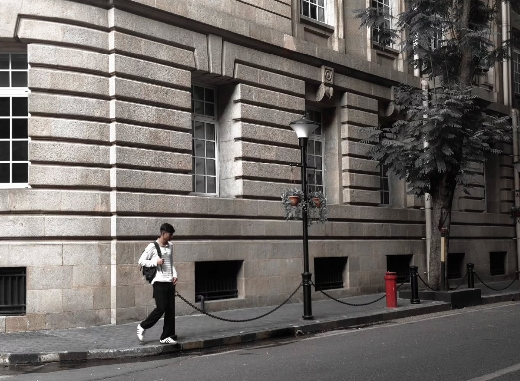 Walking through Fort, Mumbai